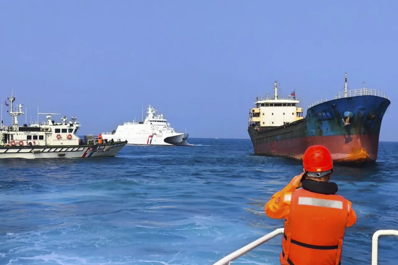 Investiga Taiwán barco de tripulación china sospechoso de cortar cable submarino