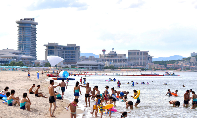Norcoreanos nadan y juegan en un balneario promocionado como impulso al turismo